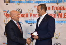 Михаил Игнатьев вручил Заслуженному тренеру России Михаилу Кузнецову наручные часы в честь дня рождения