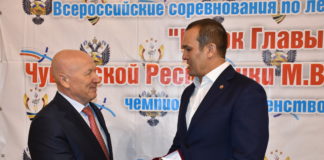 Михаил Игнатьев вручил Заслуженному тренеру России Михаилу Кузнецову наручные часы в честь дня рождения
