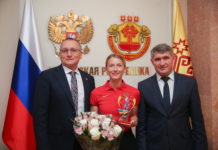 Олег Николаев поздравил пятикратную чемпионку России по прыжкам с шестом Анжелику Сидорову с очередной победой