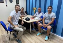 Сегодня в ЛД «Чебоксары-Арена» прошла встреча руководства клуба (начальник ХК «Чебоксары» Дмитрий Кутырёв) и тренерского штаба команды (главный тренер Владимир Орлов и тренер Алексей Трофимов)