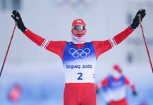 Александр Большунов выиграл «золото» в масс-старте, Иван Якимушкин – серебряный призер