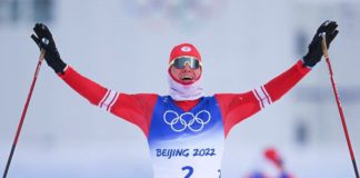Александр Большунов выиграл «золото» в масс-старте, Иван Якимушкин – серебряный призер