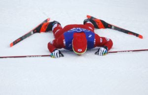 QIOmwgPUHs0 Александр Большунов выиграл «золото» в масс-старте, Иван Якимушкин – серебряный призер