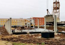 Строительство крытого катка в микрорайоне «Новый город»: идет монтаж металлокаркаса здания