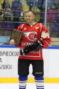 V1mlC2G5U2E Сборная Новочебоксарска и сборная Чебоксар сразились в товарищеском матче по хоккею