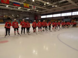 ddffMk5HsdY Сборная Новочебоксарска и сборная Чебоксар сразились в товарищеском матче по хоккею