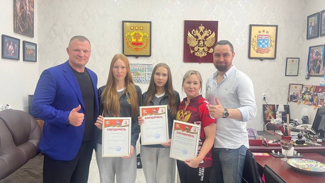 Встреча с победительницами первенства мира по мас-рестлингу прошла в управлении физкультуры